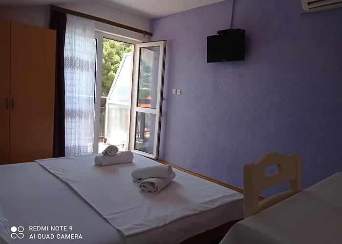 Mihovil Apartment *